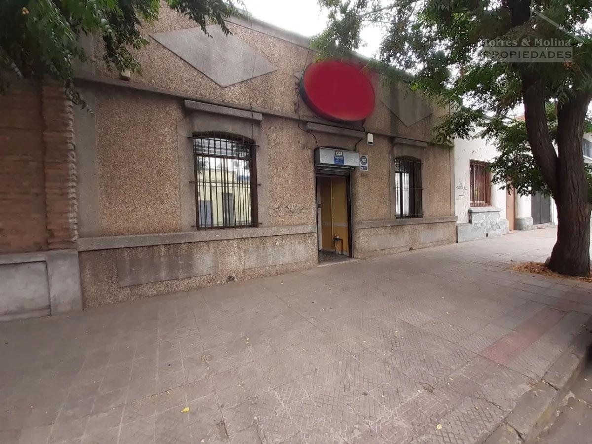 Amplias Oficinas Con Taller, Buena Ubicación