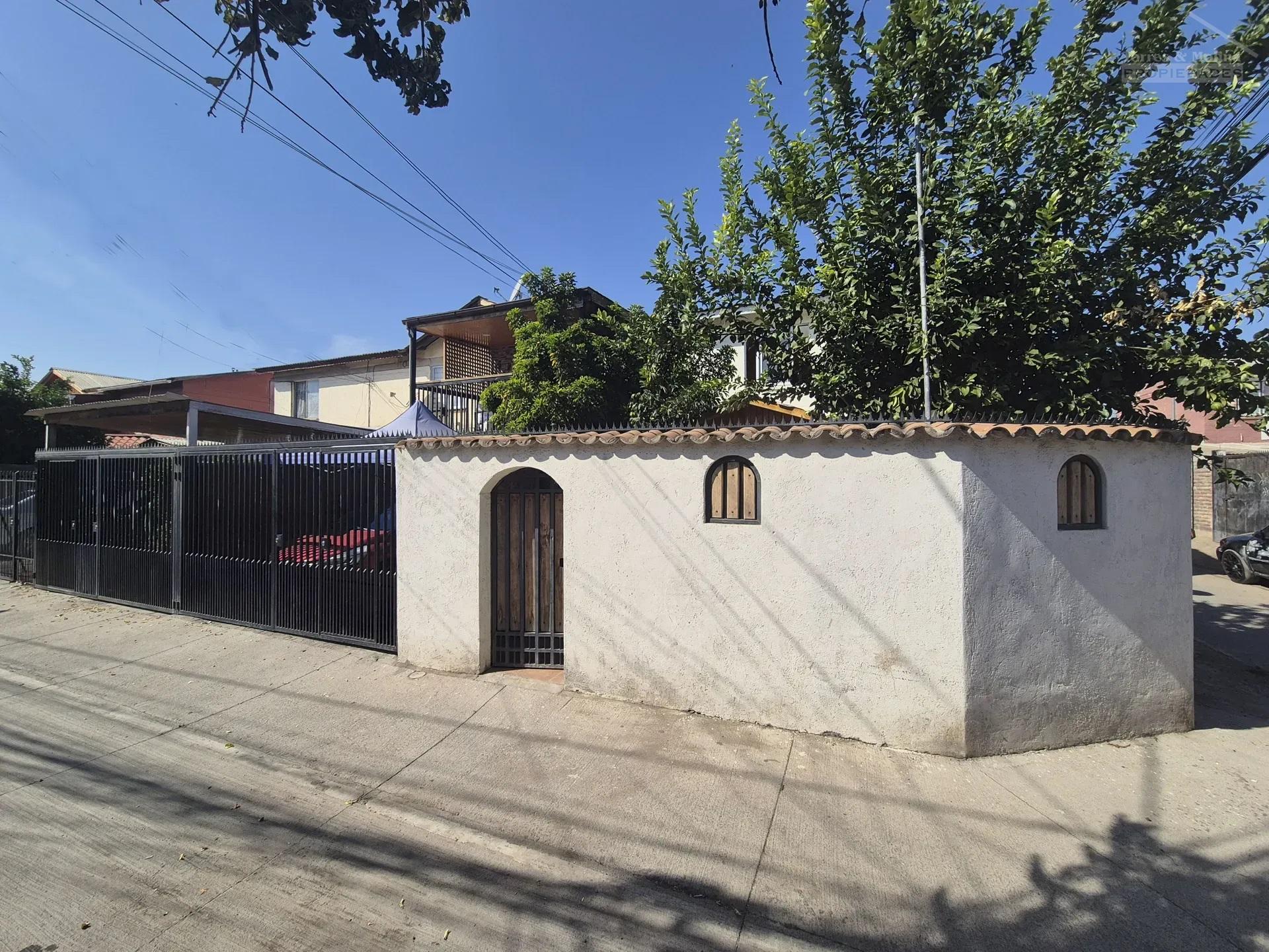 Casa Con 3 Dormitorios, 2 Baños, Estacionamiento, Quincho